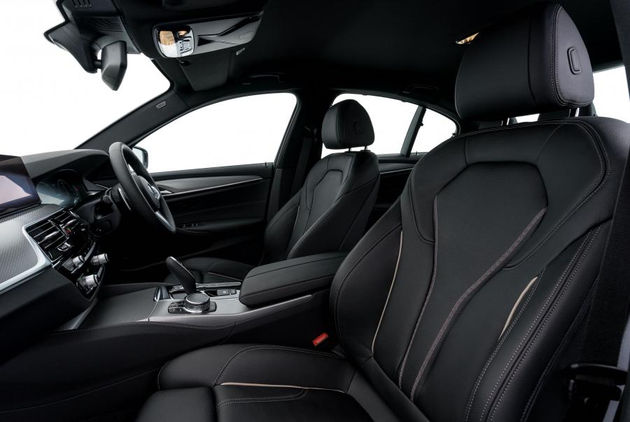 Интерьер BMW 530e M Sport (G30) 2019 года  (MY) (фото 10 из 15)
